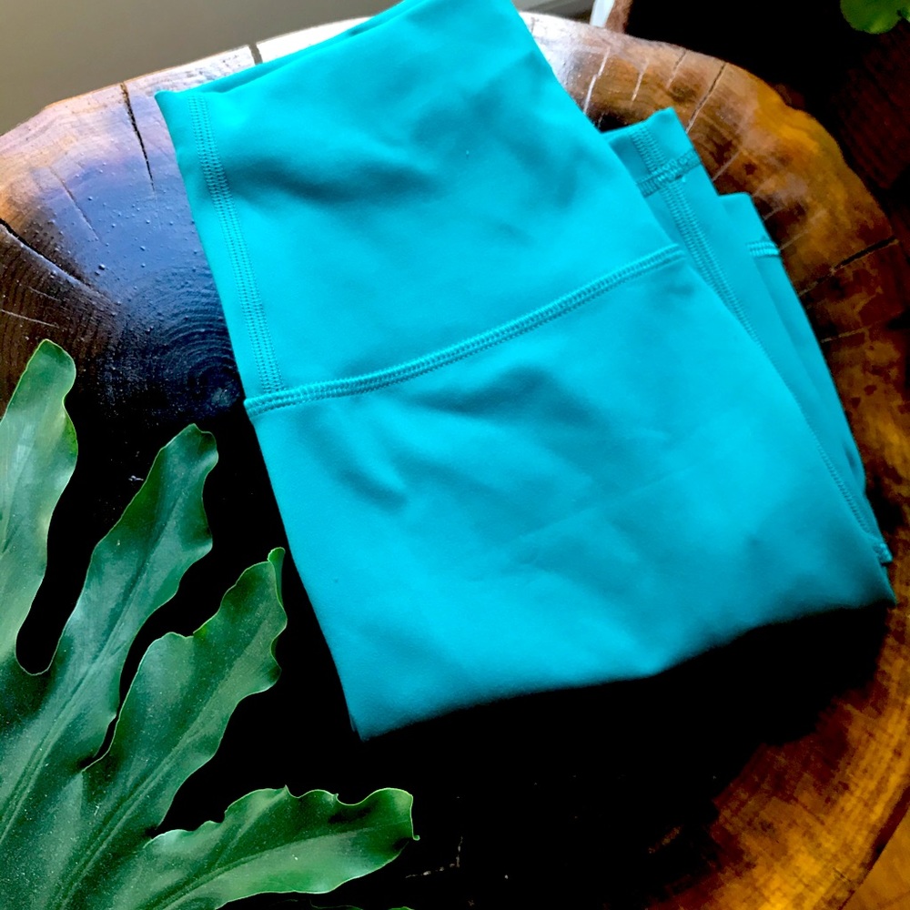 Lululemon teal lagoon bike shorts size 4, 8” inseam